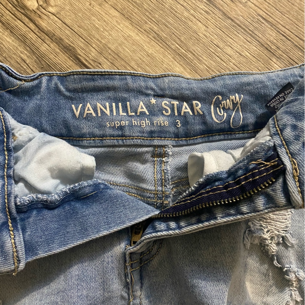 Shorts - Picture 3 of 4